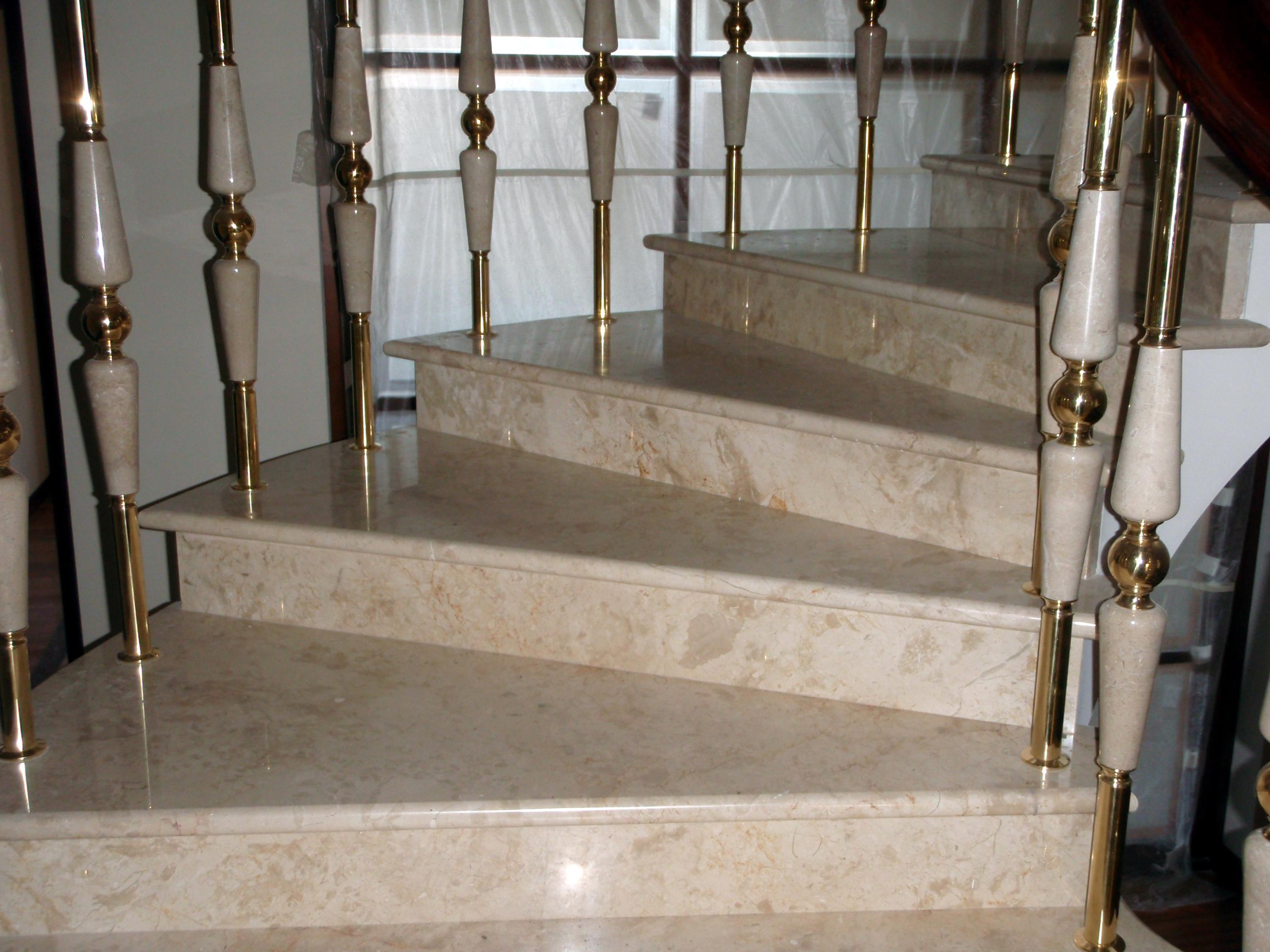 Лестница из мрамора Crema Delicato