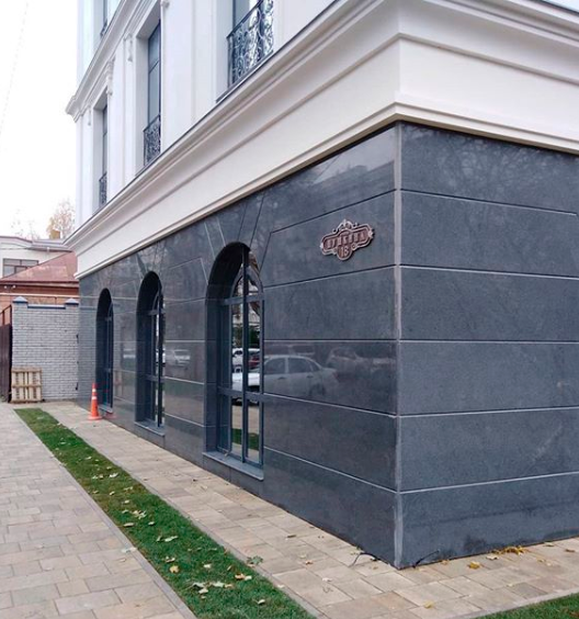 Фасад из гранита