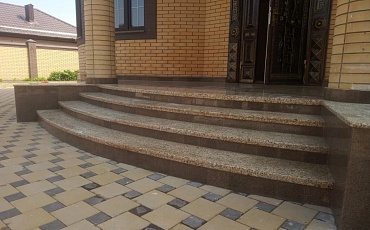 Входная группа и бордюр из гранита в Краснодаре